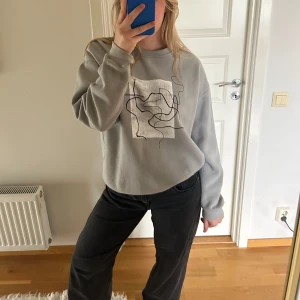 Sweatshirt med tryck - Supercool sweatshirt med tryck på!!🤍den är från pull&bear i strl M!!🤍i väldigt bra skick!
