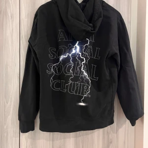 Assc hoodie - Köptes typ 2 år sen, orden lyser när man tar bilder med blixt. Den är för liten å glömde att jag ens ägde den 😅 Finns på StockX för över 2000sek