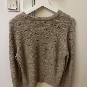 Väldigt fin tröja!  - Fina detaljer och bra kvalitet!  