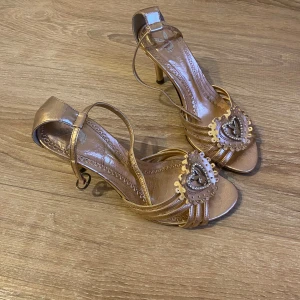 Playboy klackar - cunty roséguldfärgade 7cm playboy klackar, är lite slitna men allt funkar som det ska. meddela mig vid frågor eller om mer bilder önskas ;)