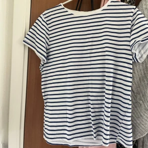 Tshirt  - Säljer min blåa tshirt med ränder då den aldrig kommer till användning, jättefin till hösten och vår 🥰🥰den är inte jätte stor för att vara L, passar därför också S,M 💕