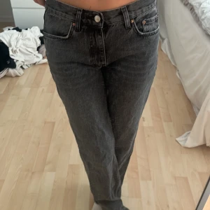 Lågmidjade jeans - Passar även 34! Bra skick