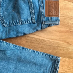 Levis jeans med stretch  - Säljer dessa ursnygga Levis jeans köpa på Carlings som jag endast använt en gång.  Säljer pga att jag har för många jeans.  Om du är osäker på storleken så har jag vanligtvis strl S, men dessa passar dig som har M också pga otroligt mycket stretch. 