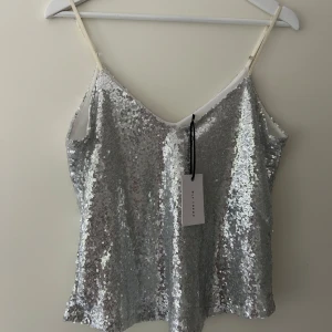 glitter topp - en helt oanvänd glitter topp från nelly med prislapp kvar