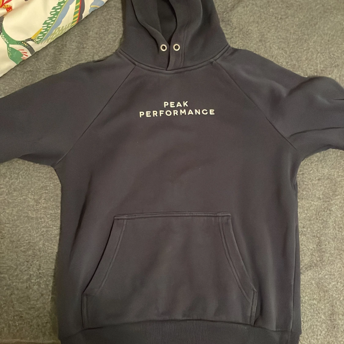 Mörkblå peak performance hoodie