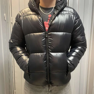 Svart pufferjacka från Save the Duck - Säljer nu en svart pufferjacka från Save the Duck. Jackan är använd ett fåtal gånger och är nästan som ny!  Köpt för 3800 från Care of carl