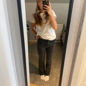 Svarta jeans  - Snygga jeans, det är i färgen urtvättad svart skulle jag säga. De är mid waist men funkar nog svin bra att sy om de själva till low. Andvänd 1 gång.