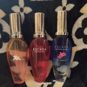 Escada 30ml parfymer - 3 st olika  - 3st olika parfymer från Escada  se bild för att uppskatta mängden som är kvar.  den röda skulle jag gissa på ca 80% dom andra två nästan 50%   