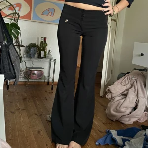 Lågmidjade kostymbyxor  - Dessa byxor är sååå snygga!! Tyvärr är de för små för mig därför säljer jag dem. Jag köpte dem här på Plick. De är som nya. Skulle säga att dem är i strl xs/s💗 dem har jättefina detaljer!! 🌸💗