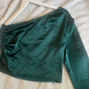 Grön satin oneshoulder topp  - Bra skick