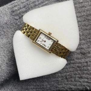 mockberg klocka - Guld mockberg klocka, köptes för ca 3 månaders sedan men har använts kanske max 5 gånger. Jättefint skick, inga defekter. Några länkar är borttagna men medföljer. nypris: 1 599kr, pris kan diskuteras vid snabb affär:) 