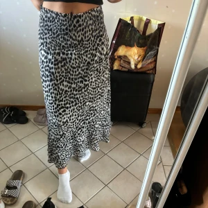 Kjol - Lång kjol från Mango. Väldigt fint skick trots att den är använd en del😇 Ribbad och stretchig i midjan så passar mig som har S/M