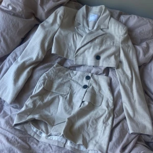Sett - Ett väldigt fint sätt från bershka med kjol och kort kavaj. Inte kunnat använda då den är lite för liten för mig.