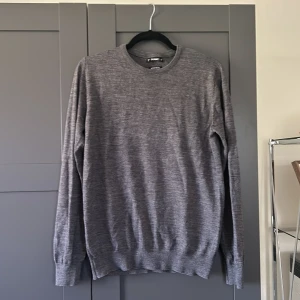 Dunnes merino ull - Merino ull tröja från dunnes som köptes i Storbritannien och sen är i väldigt bra skick. Jag har använt den ett fåtal gånger. Nypriset var runt 900 kr