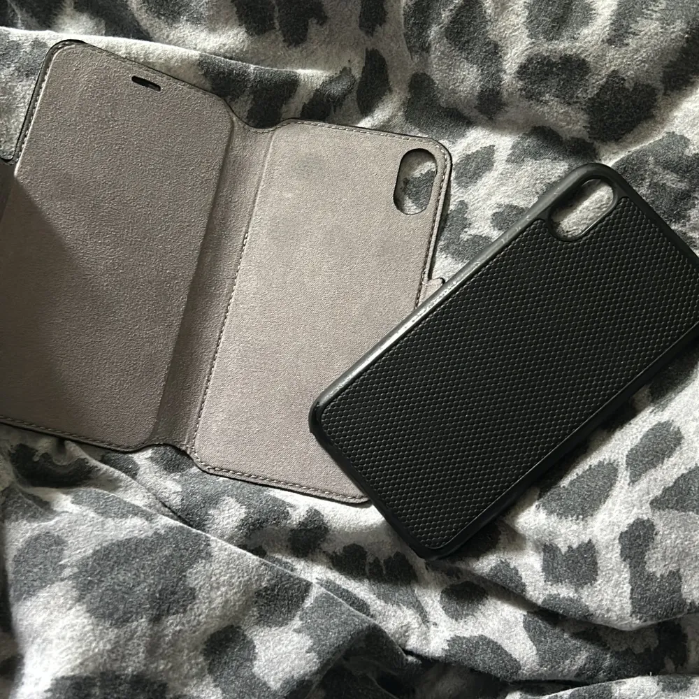Mobilfodral från ideal of sweden till iphone xr, lite slitningar på skalet men inget på fodralet, knappt använt fodralet. . Muu.