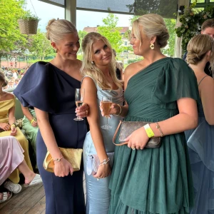 Marinblå balklänning   - Säljer nu min underbara balklänning 🥹 endast använd en gång så helt i nyskick. Säljer för 1800kr, nypris 2725kr från jarlo, zalando💕jag är ca 170 cm och den är normal i storleken. Tyget är ganska tjockt i materialet och väldigt bra kvalitet