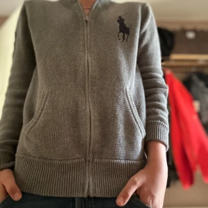 Ralph lauren kofta - Säljer nu denna vintage Ralph lauren zip i storlek 164-170. Skicket på tröjan är väldigt bra 8/10 och inga tecken på användning. Bara att höra av sig vid ytligare frågor!!!