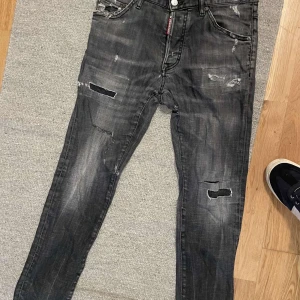 Jeans  - Dsquared 2 byxor, kvitto kan lösas. Priset är ej hugget i sten, använda ett par gånger