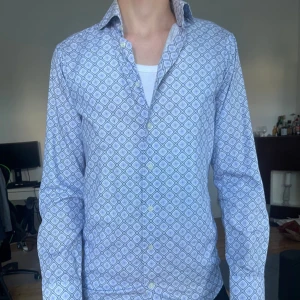 Eton Skjorta - Eton skjorta, använd enstaka gånger. Nytt skick. Storlek S men sitter som en M. 