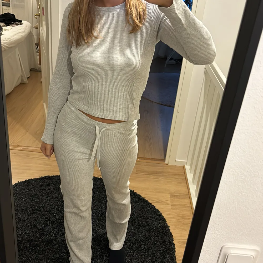 Pyjamas set, inga defekter Dom är bootcut    Jag är 164 cm . Övrigt.