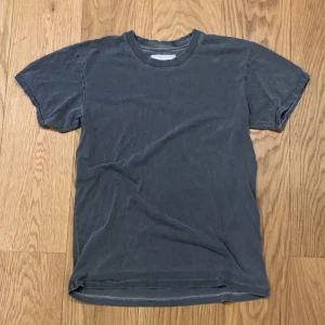 T-shirt grå jeanerica - Säljer en snygg washed t-shirt från jeanerica. Nypris 1099kr. Skick 9/10