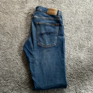 Nudie jeans - Tja, säljer dessa super snygga jeans från det exklusiva märket ”nudie”👀Nypris 1600kr🤝. Fraktas mellan 1-2 dagar med instabox eller PostNord ✅🥂✨