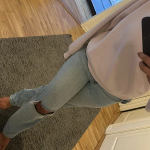 Mom jeans - Strl 38,  För små för mig därav säljer jag Jätte fin passform Nypris 599 på gina