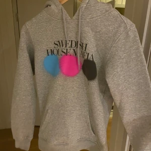 Swedish house mafia hoddie - Väldigt snygg och sällsynt shm mearch, köpt på webbsida för flera år sedan. Hör av dig vid fler frågor!