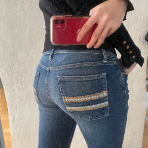 Lågmidjade jeans - Lågmidjade jeans med as coola detaljer på bakfickorna!!!! storlek S/M