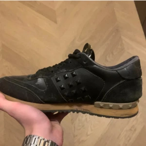 Valentino Rockrunners  - Är sugen på att byta något mot dessa. De är relativt använda men inget som syns! Nypris på cirka 6000-8000 kr. Sliten insida ej original sula (utbytt) de har också någon spricka i skinnet, det är inget man kan se på avstånd