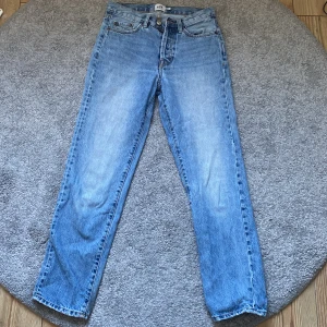 Blå jeans från 157 - Säljer ett par klassiska blå jeans från 157. De har en straight fit och är i en snygg ljusblå tvätt. Perfekta för vardagsbruk och kan matchas med nästan vad som helst.