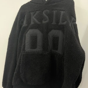Siksilk fårhoodie - Skitsnygg oversized hoodie med teddymaterial på utsidan. Från Siksilk! Storlek L men skulle säkerligen passa XL oxå då den är oversized