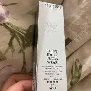 Helt ny super snygg & populär foundation från lancome, aldrig använd ! Nypris : 625 kr