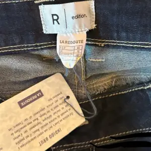 Ett par jeans från La Redoute, jag beställde dem från Sellpy i storlek 44 men jag fick ej på mig dem för att de är i storlek 36 skulle jag säga (därav min kille har fått varit modell) byxorna är i jätte bra skick. Priset går att diskutera. Orgp 500kr