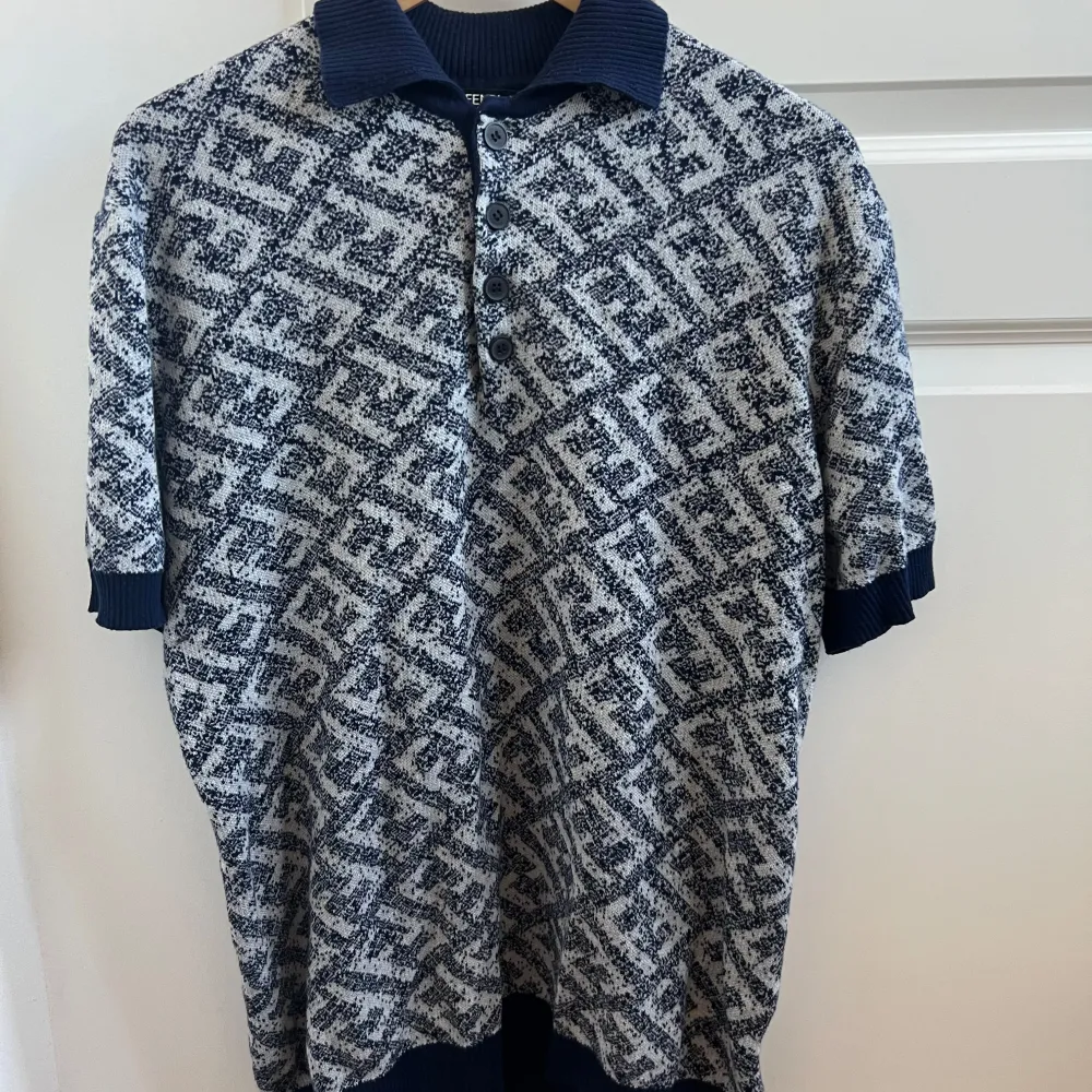 Fendi piké har kommit in och denna är sällsynt. Pikén är stor i storleken och sitter som en M och en tight L . Denna kommer att gå undan snabbt folket så tveka inte att köpa! A+. T-paidat.