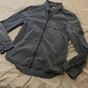 Denna riktigt feta cp company overshirten är i ett tunt material som är riktigt snyggt! den är i ganska fint skick 7,5/10!skulle jag säga dunderpris för dennna feta overshirt!🙌bara att skicka till mig om frågor osv!🫡 passar dig emellan 165-175!✌️