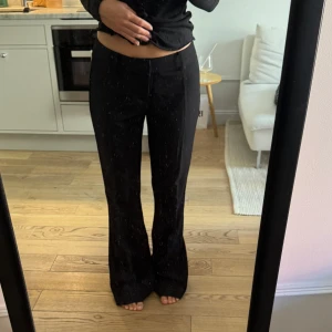 Lågmidjade utsvängda kostymbyxor i Strl M, längd 32  - Jättesnygga kostymbyxor, low waist med bootcut/utsvängda. Strl M och längd 32 (jag är 162cm) 🖤🖇️perfekta till jobb eller skola! knappt använda. 