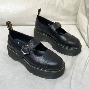 Dr. Martens mj’s (addina slipins) med sött blomfäste. De är lätt använda och i fint skick för de är tyvärr lite för små för mig. True to size och väldigt bekväma för att vara Dr. Martens. Sulan är mjuk och ”studsig”.  Pris kan diskuteras!