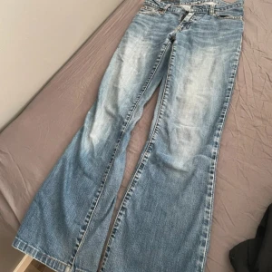 Lågmidjade Levis jeans  - Säljer ett par vintage levis jeans i perfekt skick som tyvärr inte passar mig, därav inga bilder med jeansen på! Skriv priv för måtten🥰