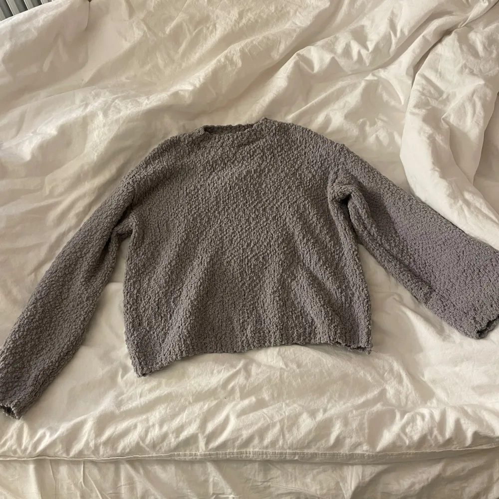 En mysig grå stickad tröja från hm, bra skick. Materialet ser kanske nopprigt ut men på en bild ser man närmare😊 skriv privat om frågor eller fler bilder 💕. Neuleet.