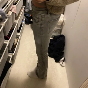 Jeans  - Så snygga jeans från Gina! Gråa och snygga, köpte för ett år sedan men är i fint skick fortfarande! Storlek 152, Säljer för 150 men pris kan diskuteras 😀