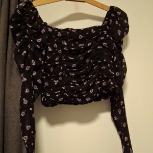 Blommig blus - En jättefin blommig blus från hm. Den har lite puffiga ärmar och i väldigt bra skick. Säljer pga för liten