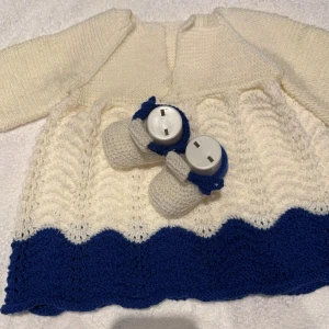 Stickad baby klänning med tossor - Baby klänning med matchande tossor som jag stickat själv. (Skicka meddelande om du önskar samma eller likadan men i andra färger, +storlek)