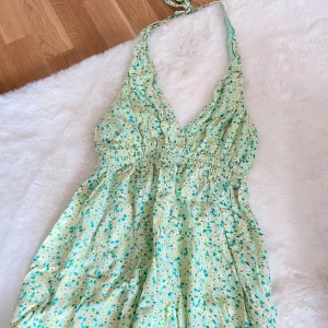 Somrig klänning - Supersöt klänning från pull&bear, knappt använd så nyskick 💛💚