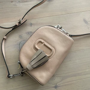 Väska Marc by Jacobs  - Säljer denna så gulliga och fina väskan från Marc by Jacobs🫶🏼 Den är i en väldigt fin creme färg som är helt perfekt för hösten. Köpte den för 1300 kr men säljer för 600 kr😊