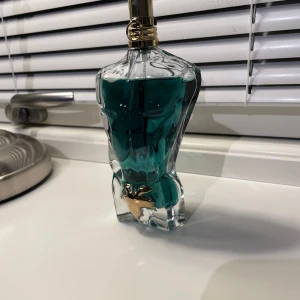 Jean paul gaultier le beau -  Säljer min JPG le beau som är en underbar sommar parfym med topp not av kokosnöt och vanilj. jag har använt 5-7,5 ml av 75ml. Nypris ligger runt 1000 kr. tveka inte på att höra av dig för mer information