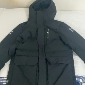 Sail racing jacka - Hej nu säljer jag min sail racing jacka. Den är storlek S en helt ny kostar 4000 kr jag har använt några gånger den är i jättebra skick säljer för 2000 pris kan diskuteras 