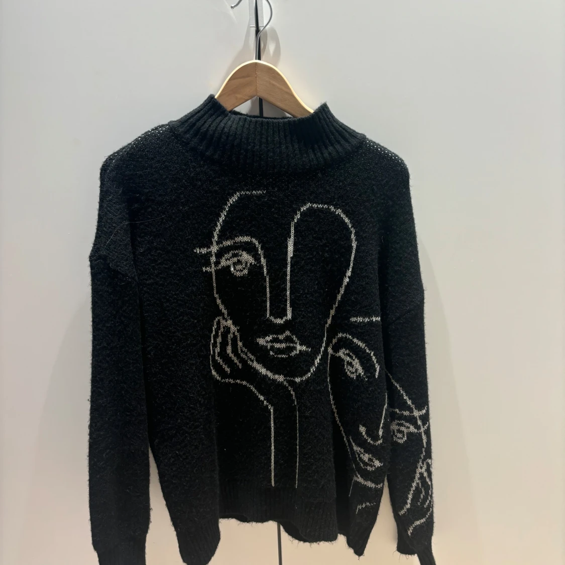 Stickad tröja med tryck - 90