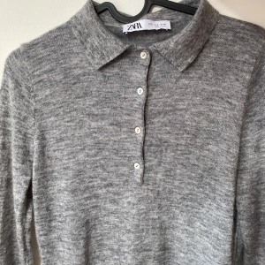 Zara ull tröja storlek XS/S - Zara tunnt stickad tröja, storlek S men tycker den är bäst för XS.  30% alpacka, 30% ull, 40% nylon. 