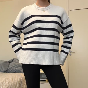 Randig stickad tröja - Bra skick men lite sönder i sömmen som man kan se på bild 2 därav priset 🍁